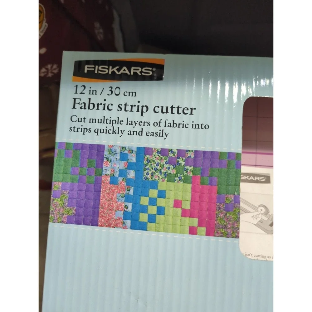 Fiskars Donna Dewberry 12 in / 30 cm Fabric Strip Cutter Purple Quilting Tool